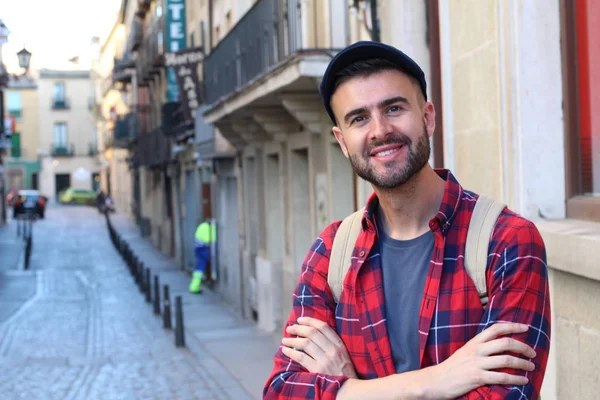 Nahaufnahme Porträt Eines Hübschen Jungen Mannes Mit Rucksack Der Altstadt — Stockfoto