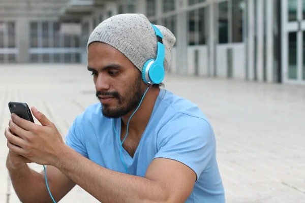 Close Portret Van Knappe Jongeman Met Smartphone Straat — Stockfoto