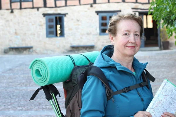 Mochileiro Mulher Sênior Com Mochila Caminhadas Acessórios Aventura — Fotografia de Stock