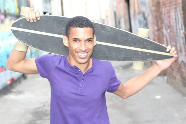 Nahaufnahme Porträt Eines Hübschen Jungen Mannes Lila Shirt Mit Longboard — Stockfoto