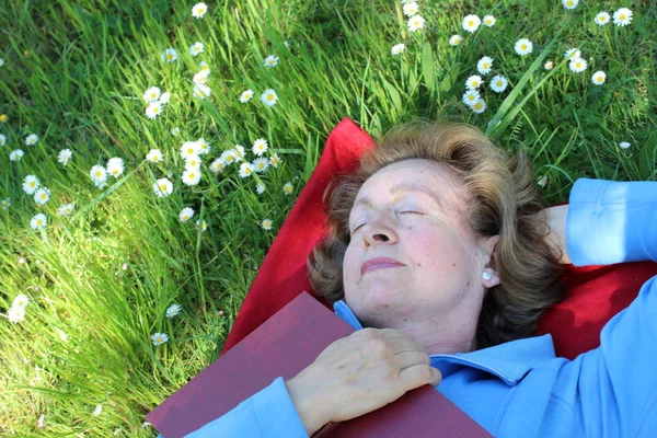 Volwassen Vrouw Het Nemen Van Een Pauze — Stockfoto