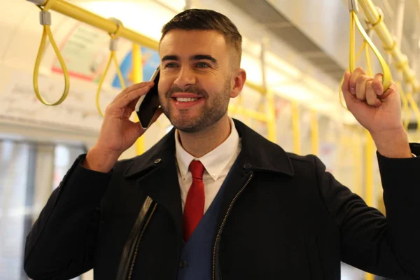 地下鉄で電話で話すハンサムな若いビジネスマンのクローズアップ肖像画 — ストック写真