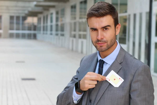 路上にハートカードを持っているハンサムな若いビジネスマンのクローズアップ肖像画 — ストック写真