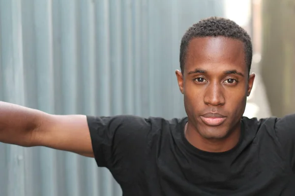 Retrato Cerca Del Joven Afroamericano Guapo Camiseta Negra Calle — Foto de Stock