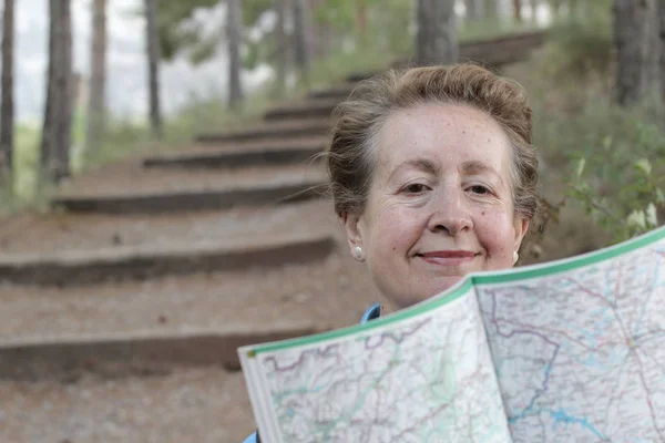 Mulher Sênior Olhando Para Mapa Planejando Viagem Perder Floresta Escura — Fotografia de Stock