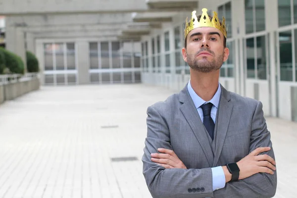 Empresário Feliz Com Uma Coroa Espaço Escritório — Fotografia de Stock