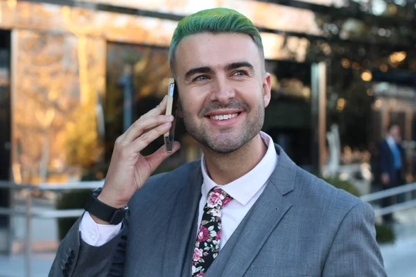 オフィス空間で電話を使用して緑の髪を持つエレガントなハンサムな男 — ストック写真