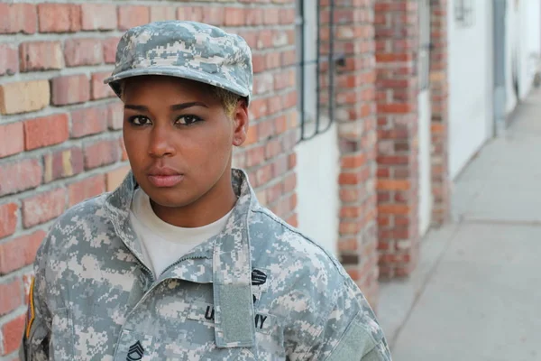 Afrika Kökenli Amerikalı Kadın Asker Gündüz Vakti Dışarıda Duruyor — Stok fotoğraf