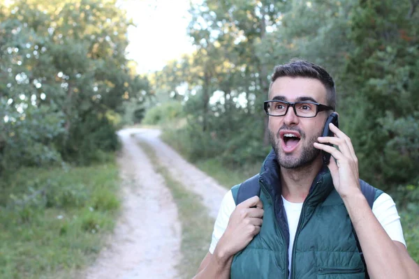 Primer Plano Retrato Guapo Joven Hablando Por Teléfono Naturaleza — Foto de Stock