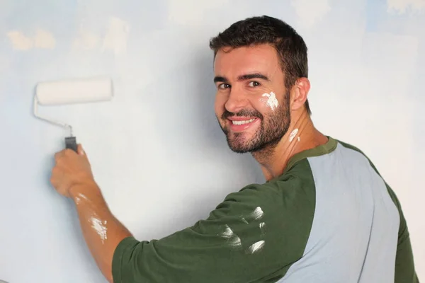 Pintor Bonito Desfrutando Seu Trabalho — Fotografia de Stock