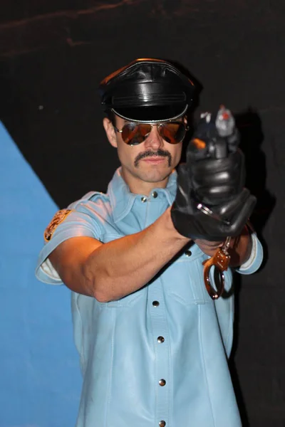 Außenporträt Eines Polizisten Mit Schnurrbart Und Brille — Stockfoto