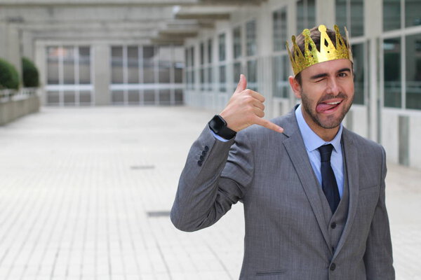 Счастливый бизнесмен с короной в офисном пространстве
