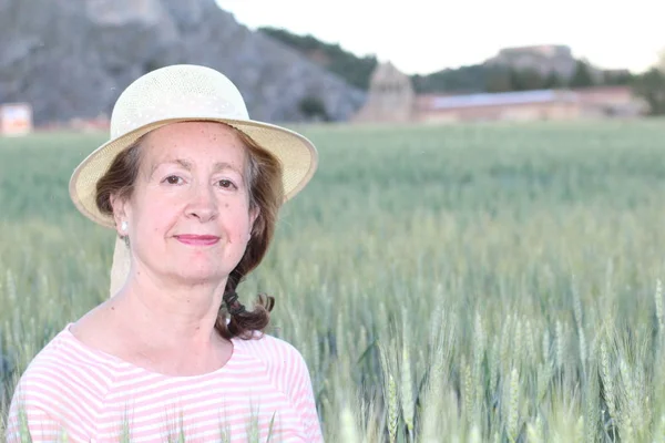 Volwassen Natuurlijke Vrouw Tarwevelden — Stockfoto