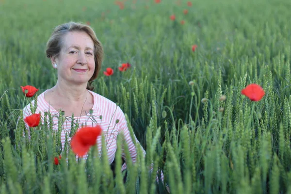 Volwassen Natuurlijke Vrouw Papaverveld — Stockfoto