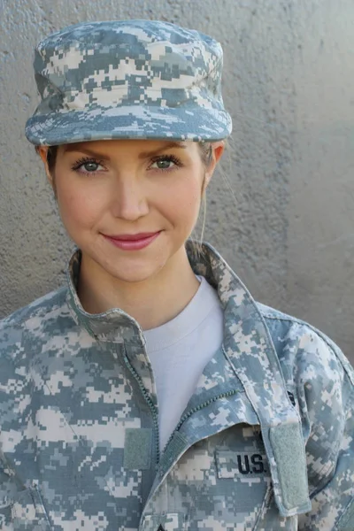 Preciosa Joven Con Traje Militar Sobre Fondo Gris —  Fotos de Stock