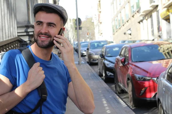 Close Retrato Belo Jovem Roupas Casuais Falando Por Telefone Rua — Fotografia de Stock