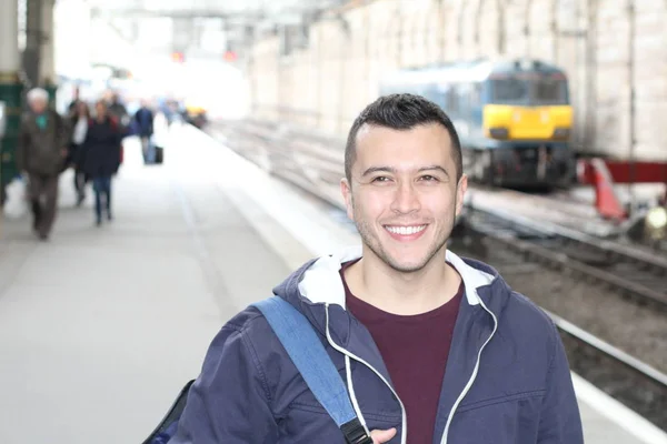 Netter Ethnischer Junger Mann Retro Bahnhof — Stockfoto