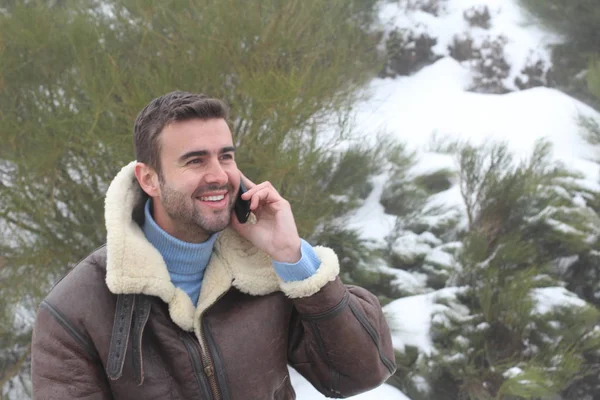 Hombre Guapo Llamando Por Teléfono Bosque Con Espacio Copia — Foto de Stock