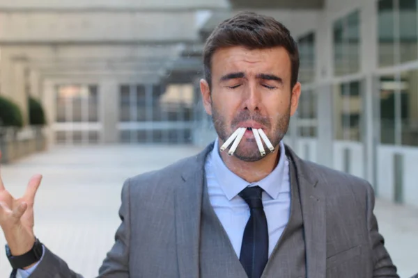 Närbild Porträtt Stilig Ung Affärsman Röker Många Cigaretter Gatan — Stockfoto