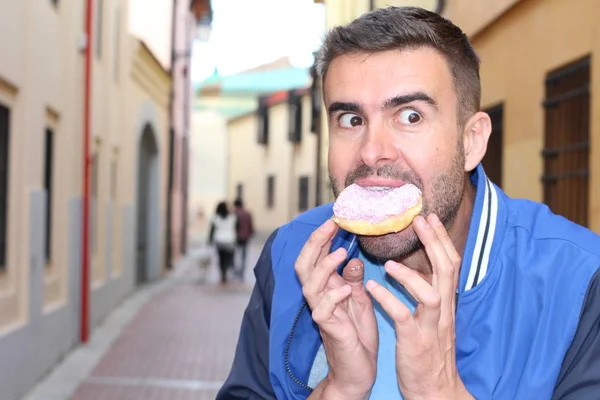 Άνθρωπος Τρώει Ένα Ντόνατ Έξω Την Ημέρα — Φωτογραφία Αρχείου