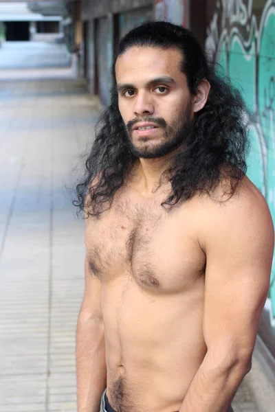 年轻英俊的男女混血儿在街上赤身裸体的特写 — 图库照片