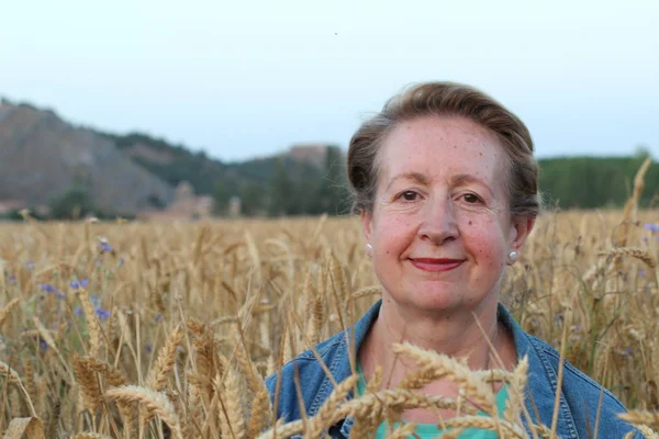 Donna Libera Godendo Del Tramonto Della Natura Concetto Libertà Serenità — Foto Stock