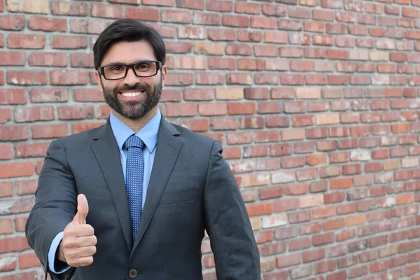 Boldog Latin Üzletember Mutatja Hüvelykujját Felfelé — Stock Fotó