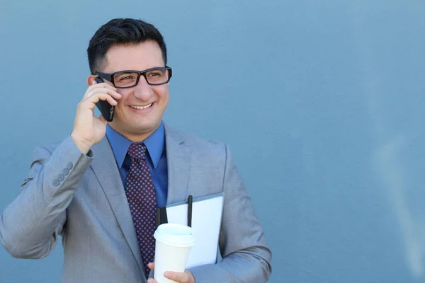 Close Retrato Belo Jovem Empresário Falando Por Telefone Frente Parede — Fotografia de Stock