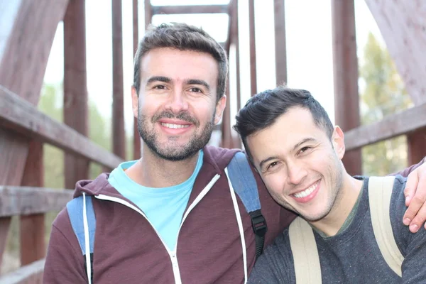 昼間はハイキングを楽しむゲイカップル — ストック写真
