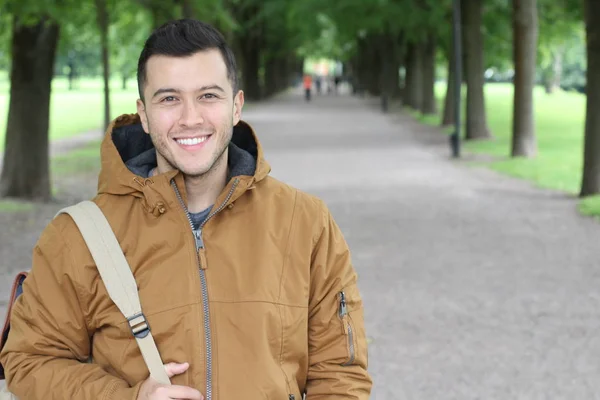 Trendiges Männchen Winteroutfit Lächelt Park — Stockfoto