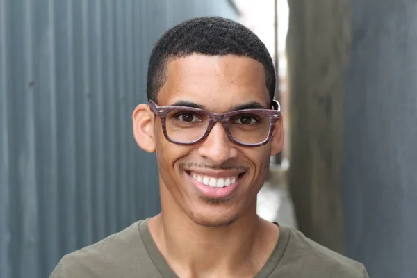 Närbild Porträtt Stilig Ung Afrikansk Amerikansk Man Avslappnade Kläder Gatan — Stockfoto