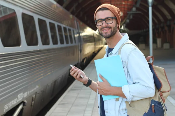 Nahaufnahme Porträt Eines Gutaussehenden Jungen Mannes Lässiger Kleidung Mit Smartphone — Stockfoto