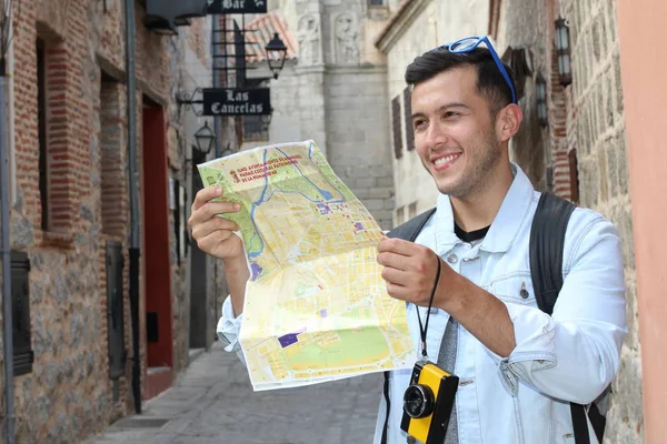 거리에 지도가 관광객의 사진을 — 스톡 사진