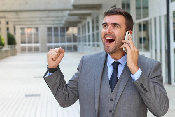 Empresario Escuchando Por Teléfono Con Entusiasmo — Foto de Stock
