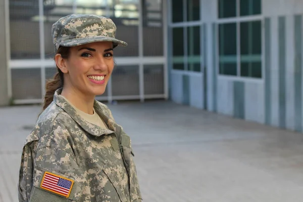 Militar Mujer Sonriendo Con Espacio Copia —  Fotos de Stock