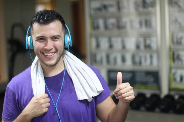 Gemotiveerde Etnische Man Die Muziek Luistert Sportschool — Stockfoto