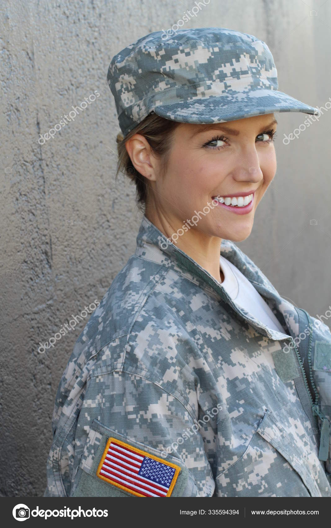 Preciosa Joven Con Traje Militar Sobre Fondo Gris: fotografía de stock ©  albejor2002@hotmail.com #335594394