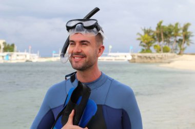 Kumsaldan gülümseyen bir adam