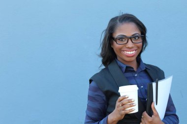 Genç Akıllı Afrikalı Amerikalı Kadın