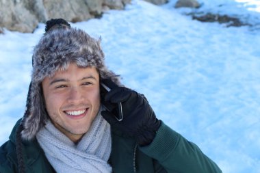 Eskimo erkek telefonla ararken gülümsüyor
