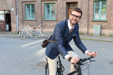 İşe bisikletle giden yakışıklı iş adamı 