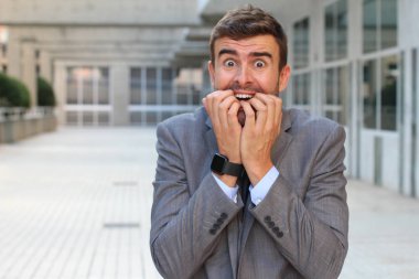 Ofiste çığlık atan bir iş adamı.