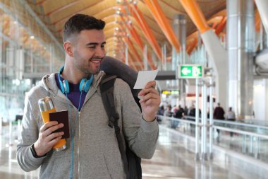 Gemiye binmek üzere olan mutlu gezgin. Genç adam ayrılıyor. 