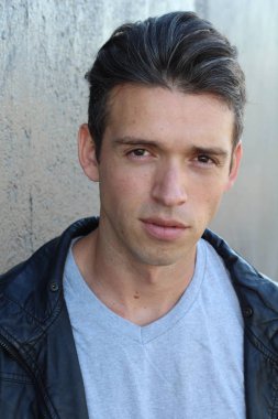 Yakışıklı genç bir adamın sokak kıyafetleri içinde yakın plan portresi.