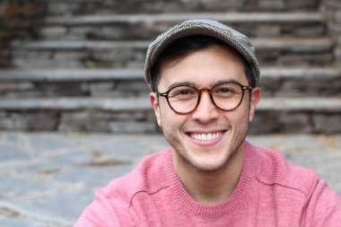 Yakışıklı genç bir adamın sokak kıyafetleri içinde yakın plan portresi.