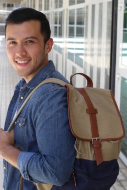 Yakışıklı genç bir adamın sokak kıyafetleri içinde yakın plan portresi.