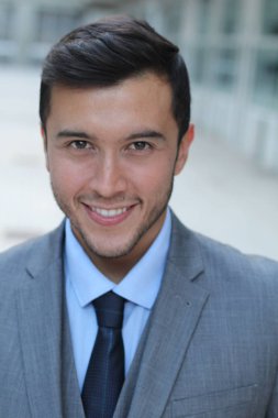 Gülümseyen zarif bir adam.