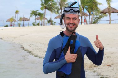 Kumsaldan gülümseyen bir adam