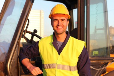 Profesyonel inşaat sektörü şoförü, gün batımında yakın plan portre 