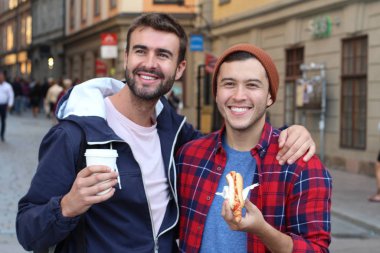 Güzel homoseksüel çift şehir sokaklarında geziniyor.